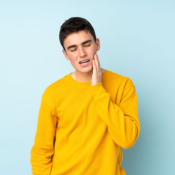 patient showing jaw pain